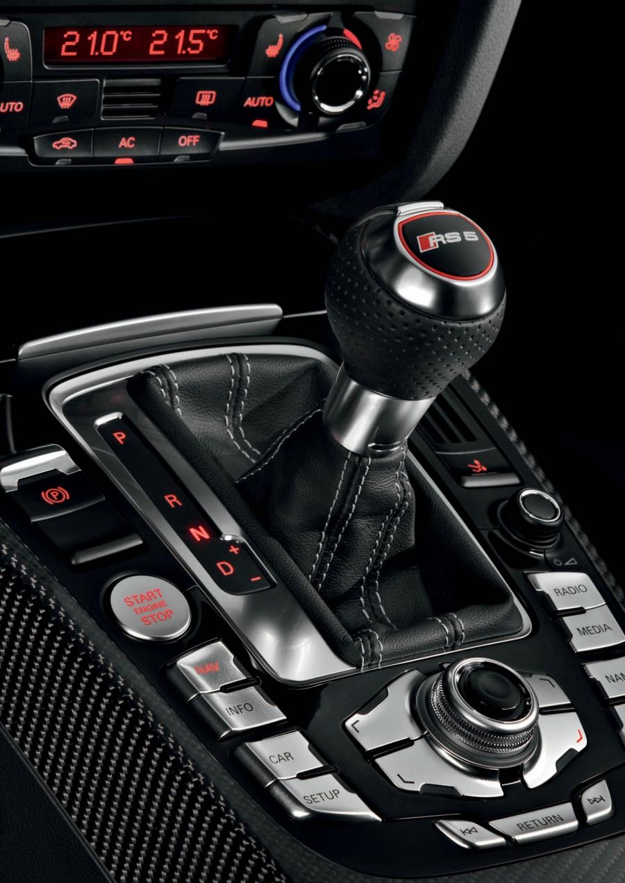 Детали интерьера Audi RS5 Coupe 2010 года  (WW) (фото 18 из 66)